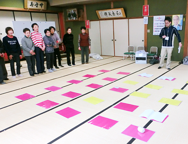 地域のサロンでの出前レクの様子